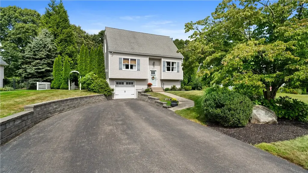 270 Weathervane Rd, South Kingstown