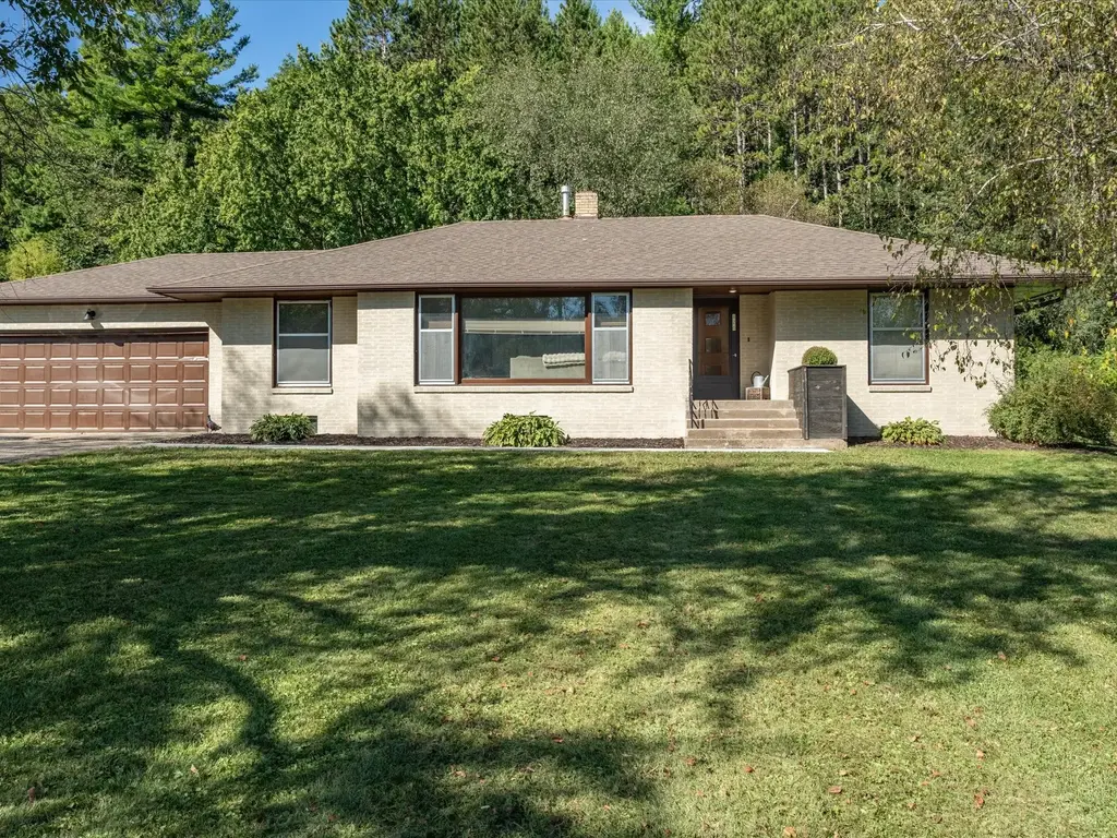 820 Main Street, Plum City