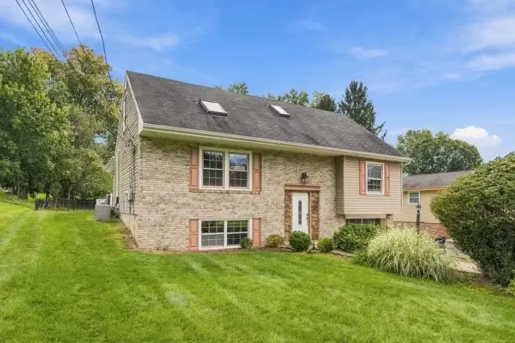 2438 Rolling Farms Road , Shaler