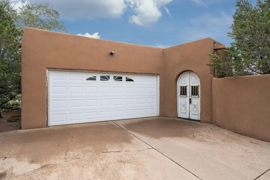 689 Gonzales Road, Santa Fe