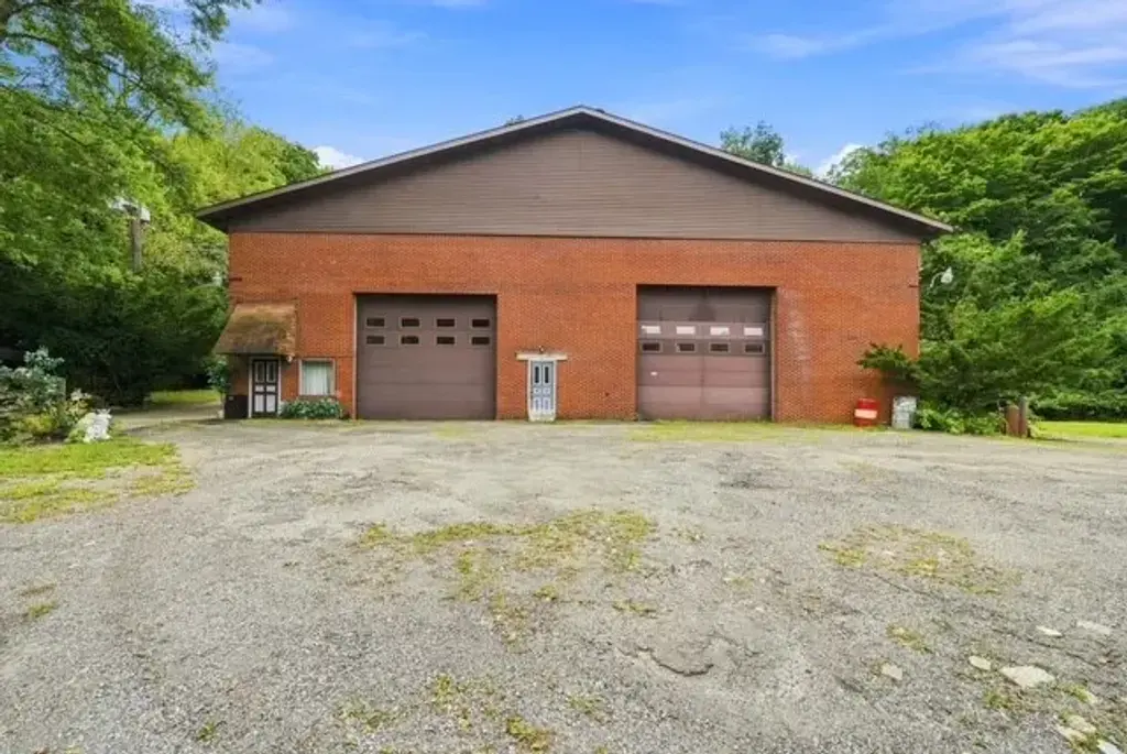 2432 Lincoln Way, White Oak