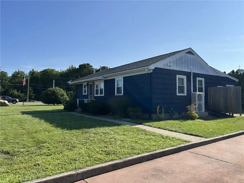 35 Post Rd, Westerly