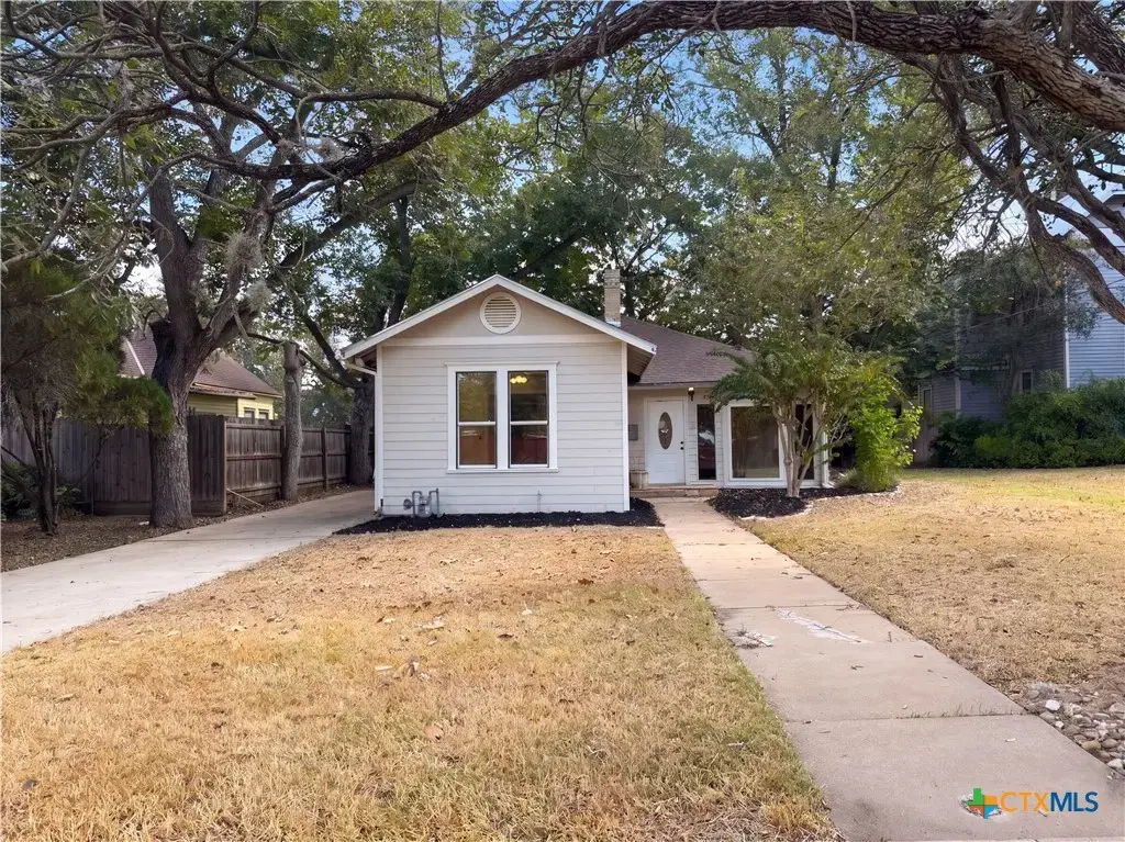 111 S College Street, Gonzales