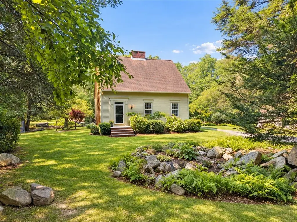 840 Lake Rd, Tiverton