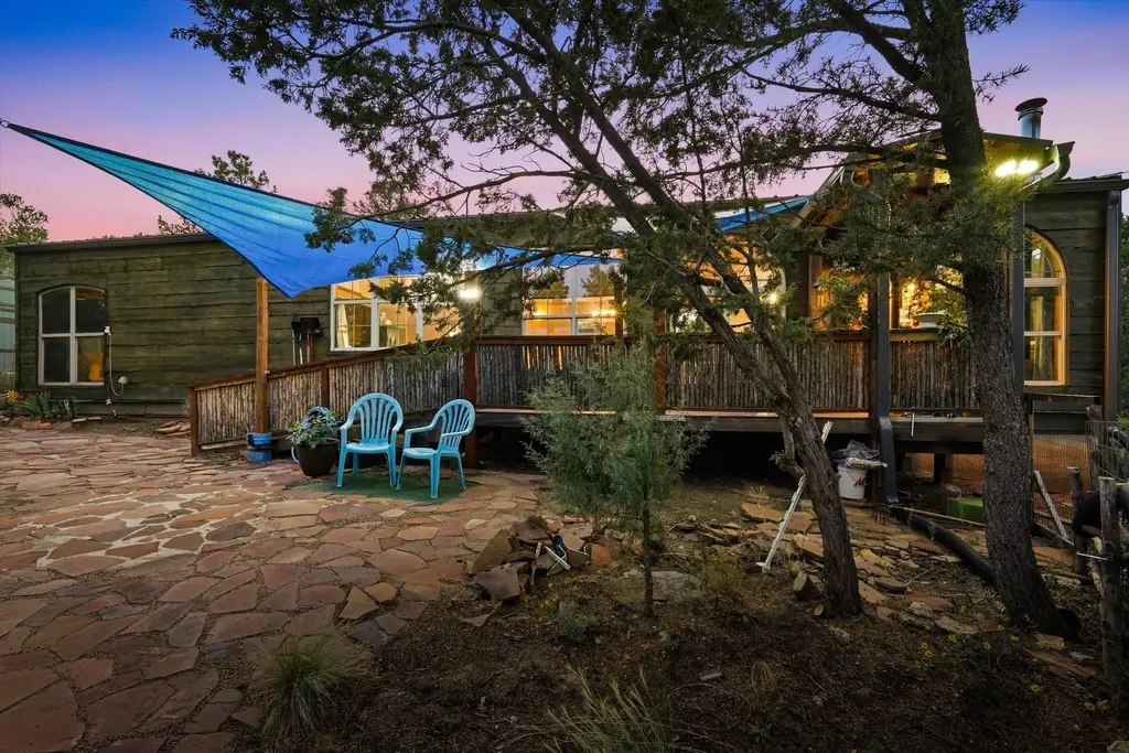 24 Easy Street, Tijeras
