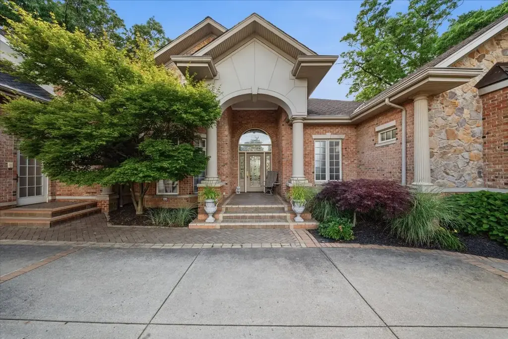 217 Fox Hollow Drive, Center