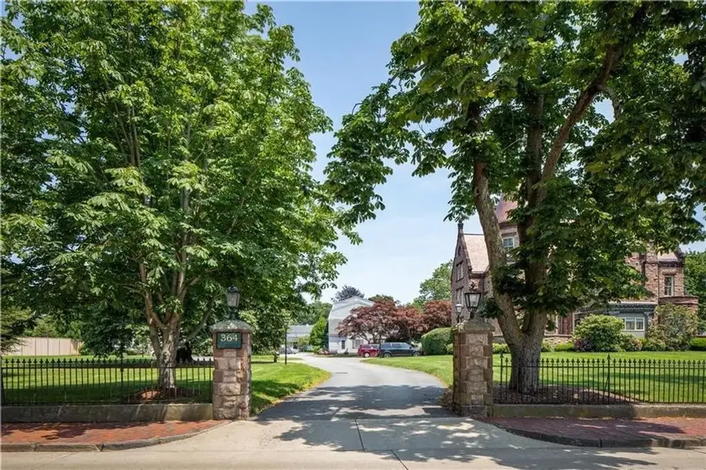 364 Bellevue Ave # D102, Newport