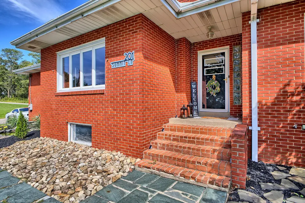 201 Summit Lane, New Alexandria