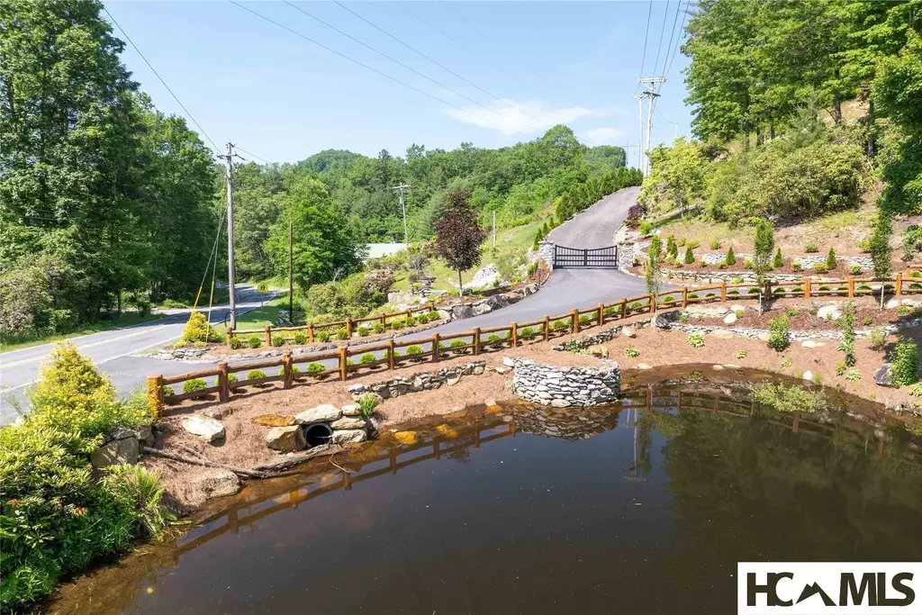 2125 N 107 N, Cashiers
