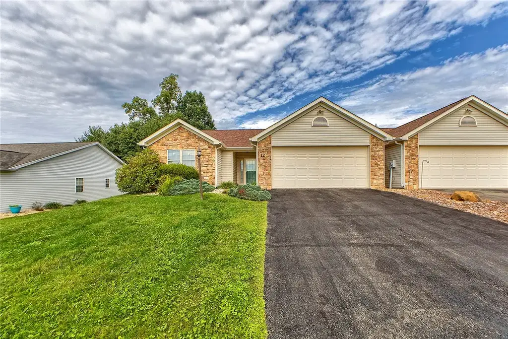 12 Medinah Court, Hempfield