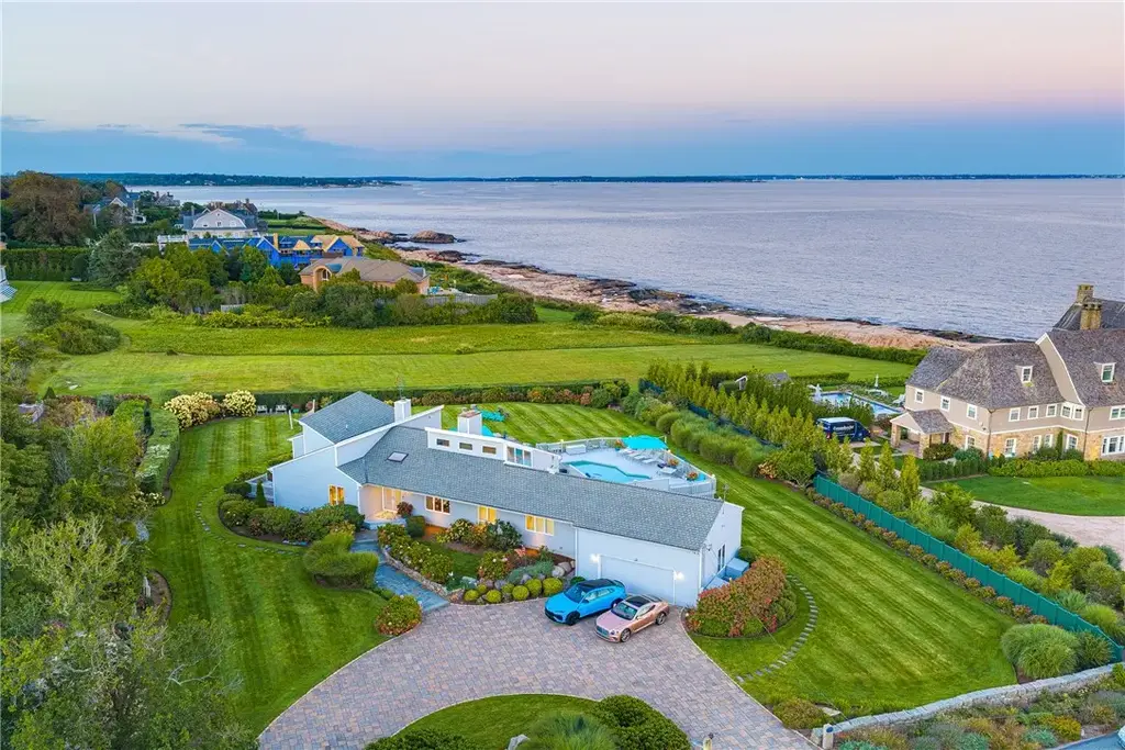 38 Newton Ave, Narragansett