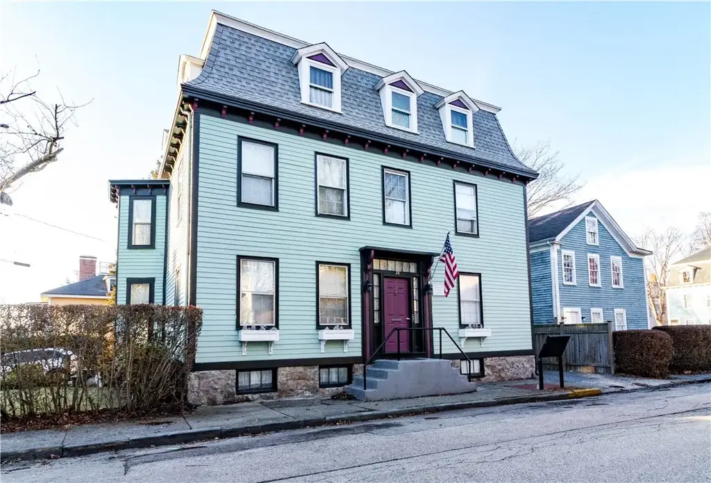 21 School St # 4, Newport