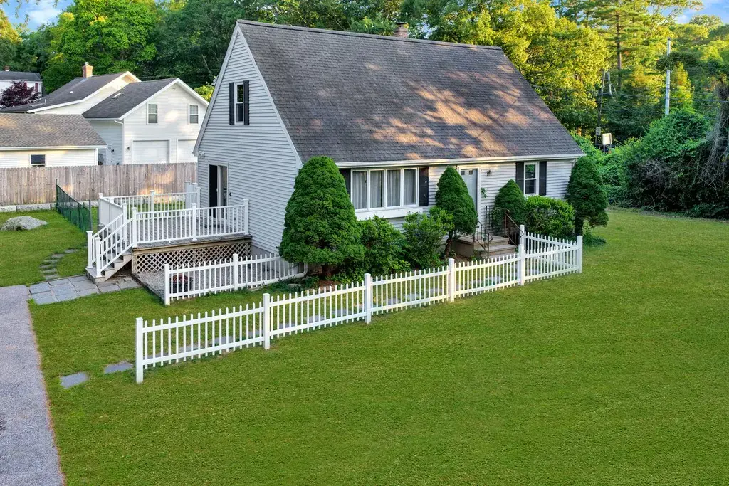 208 Winnapaug Rd, Westerly