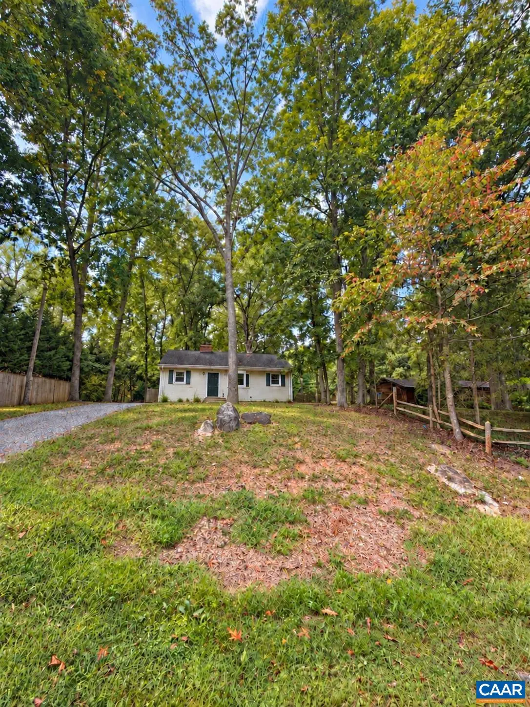 596 North Lakeshore Dr, Louisa