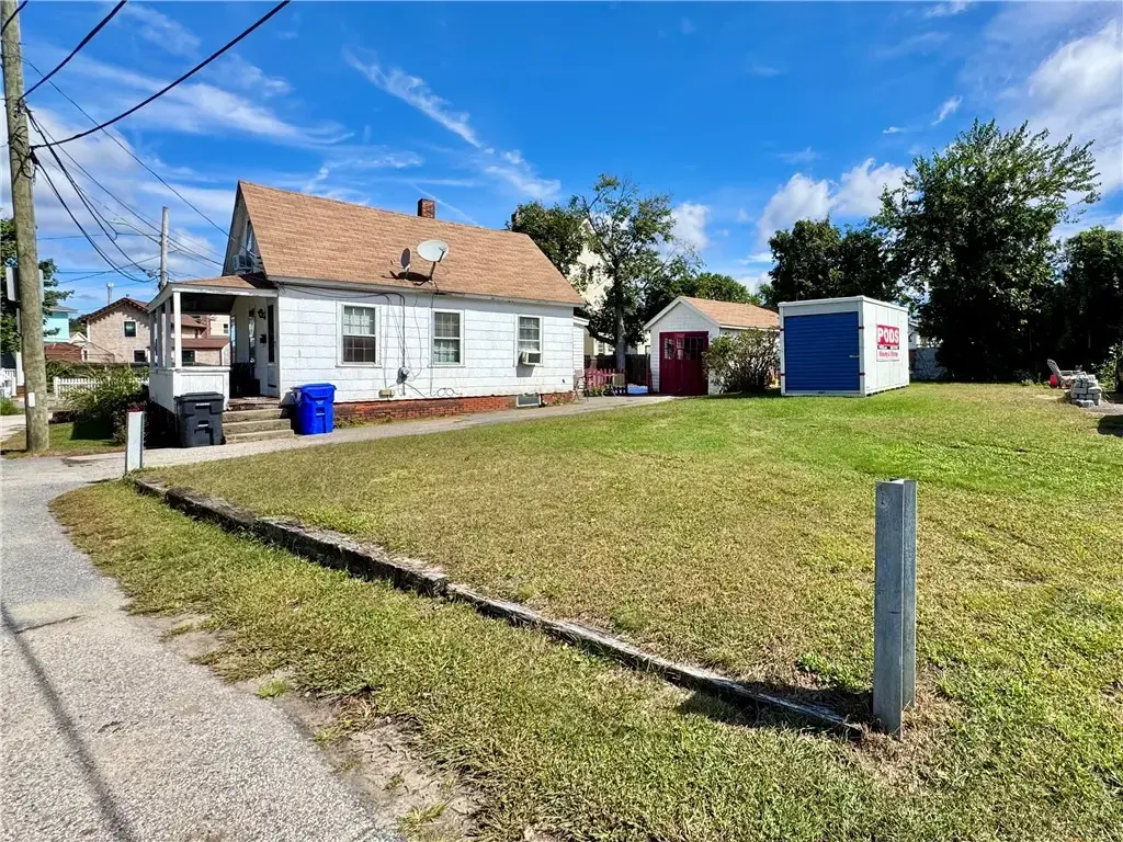 14 Cres Ave, East Providence