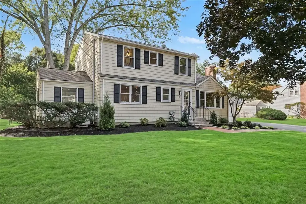 8 Pine Cone Dr, Barrington