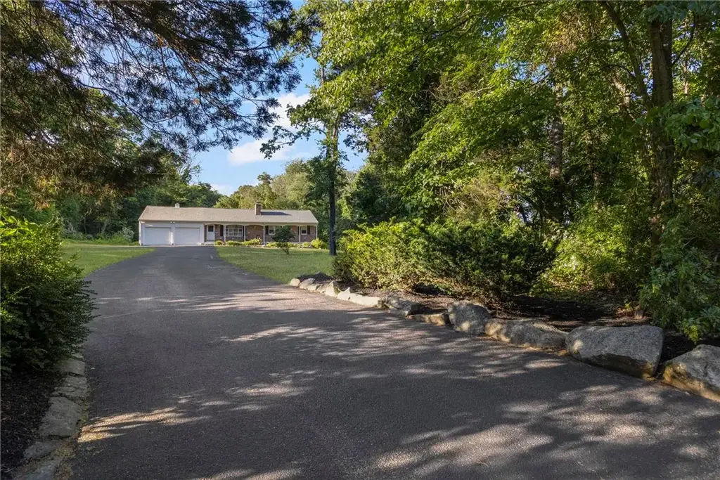 51 Stony Ln, North Kingstown