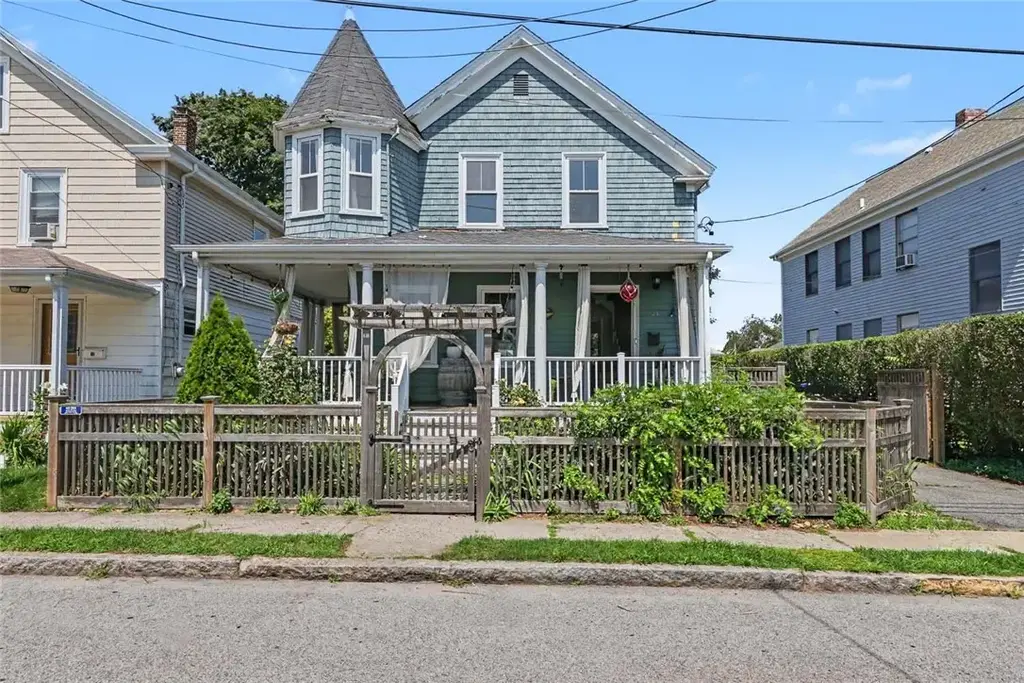 24 Russell Ave, Newport