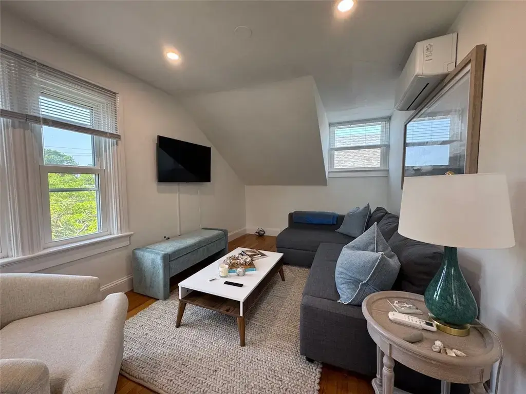 8 Barney St # 3, Newport