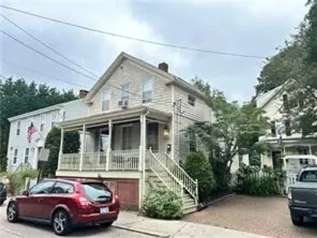 15 Chestnut St, Newport