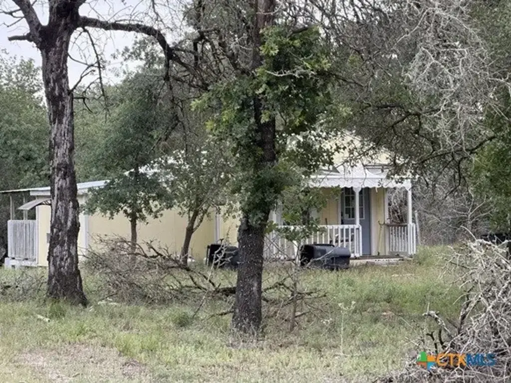 105 Clear Springs, Floresville