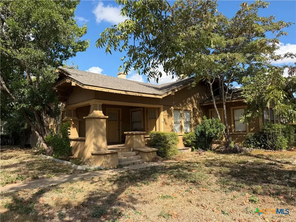 732 E College Street, Seguin