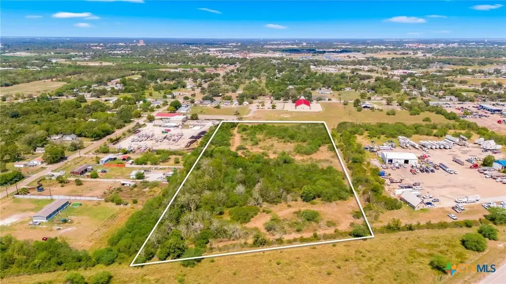 2904 Us Highway 59, Victoria