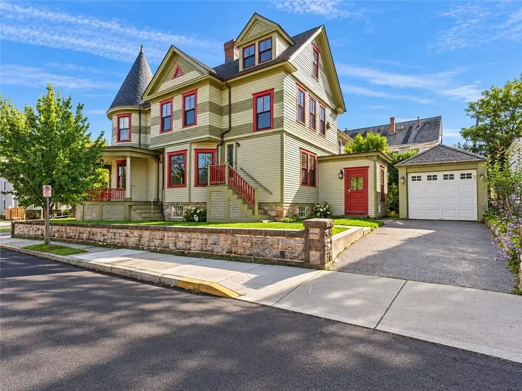 350 Broadway, Newport
