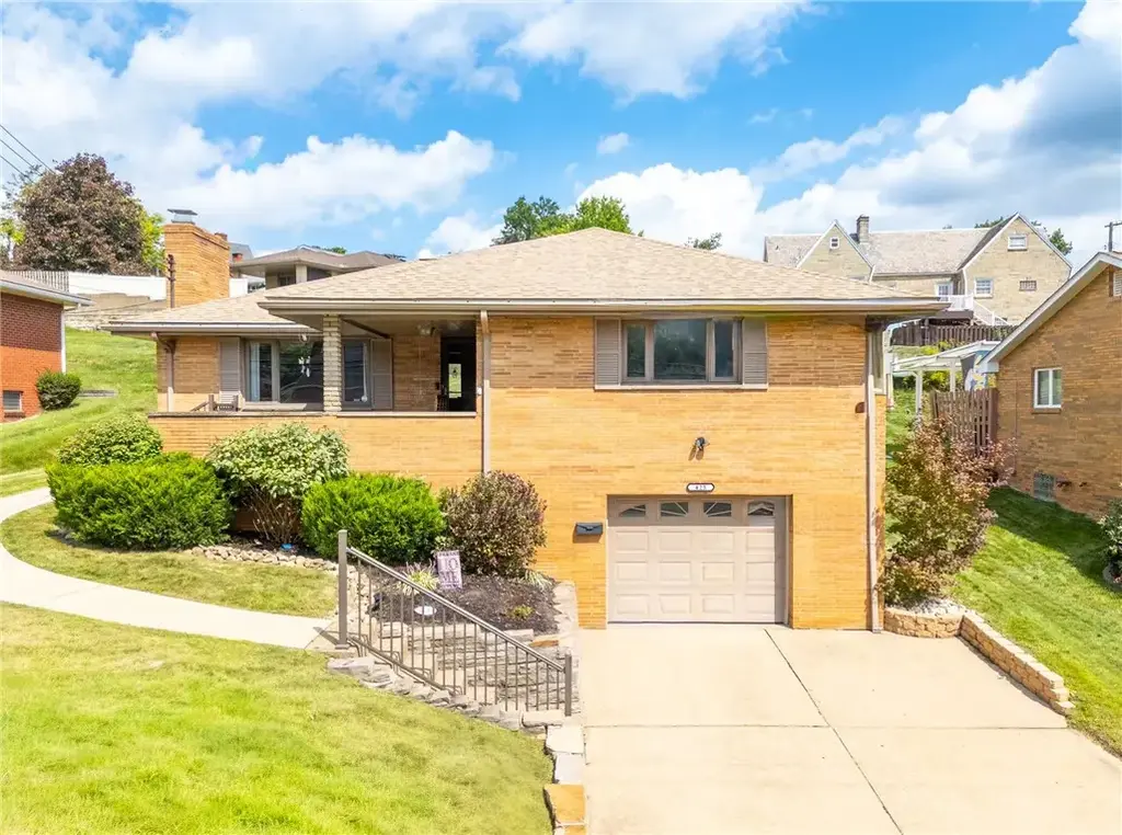 425 Brierly Lane , Munhall
