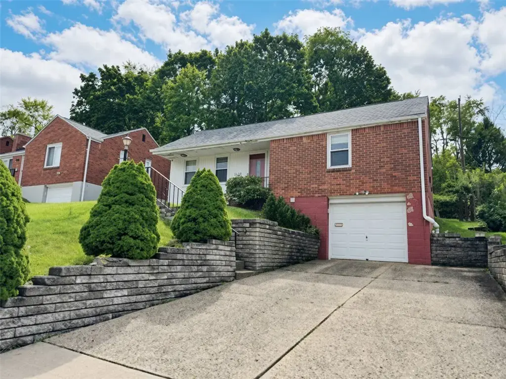 5110 Fieldcrest Drive , Whitehall