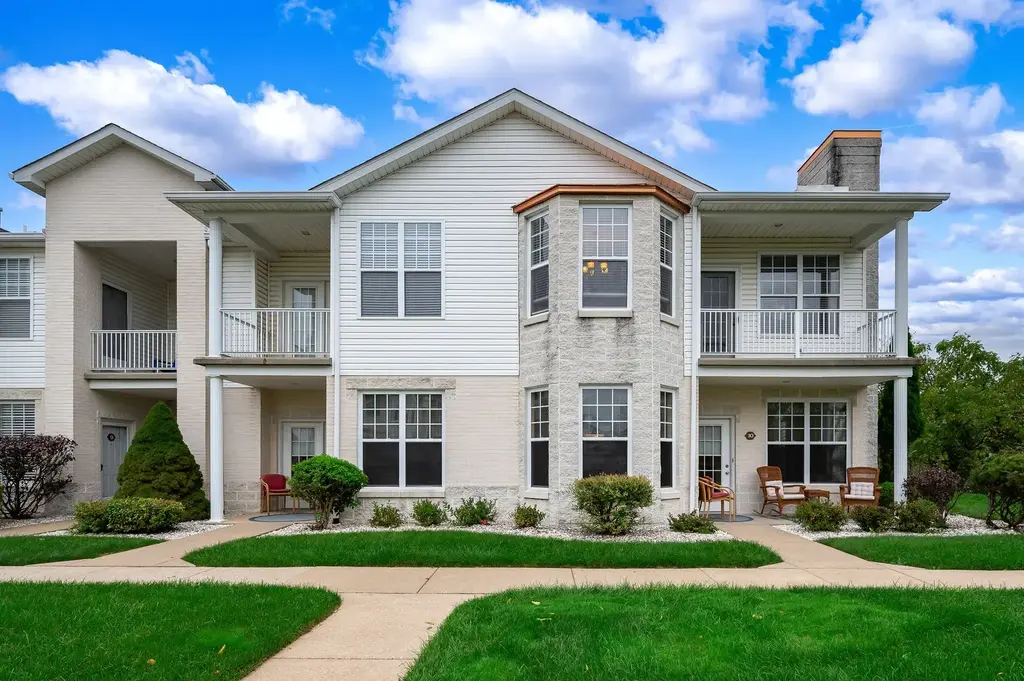 242 Adams Pointe Boulevard 10, Adams