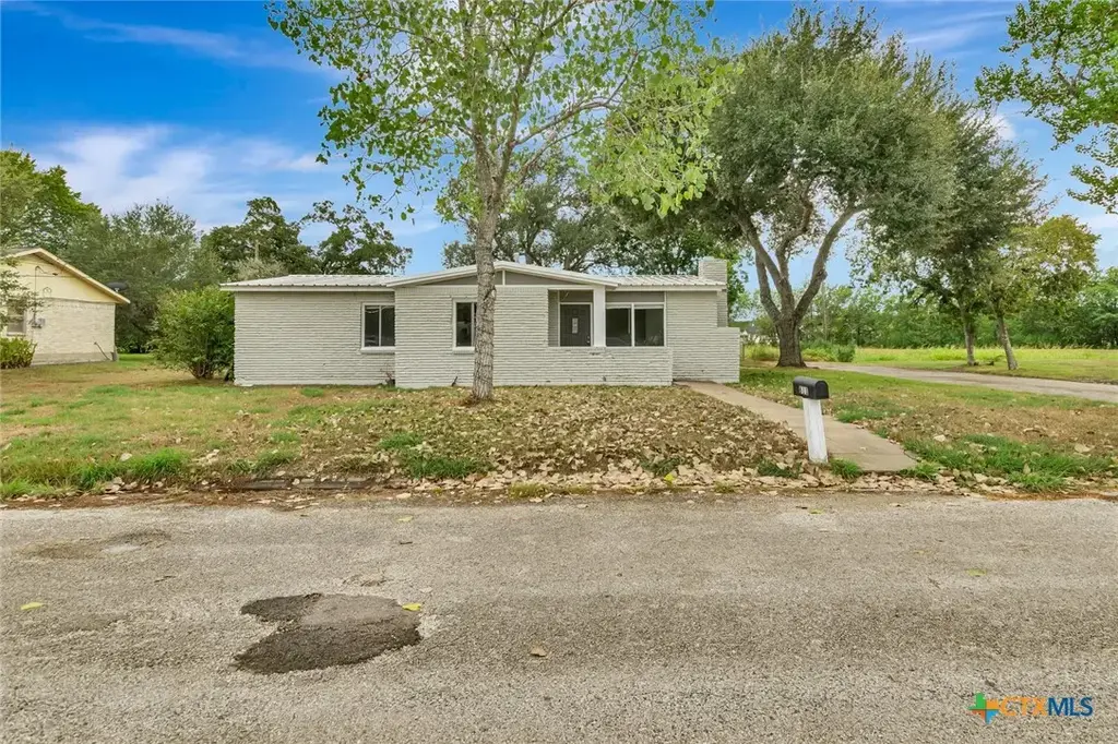 611 Sarah Street, Edna