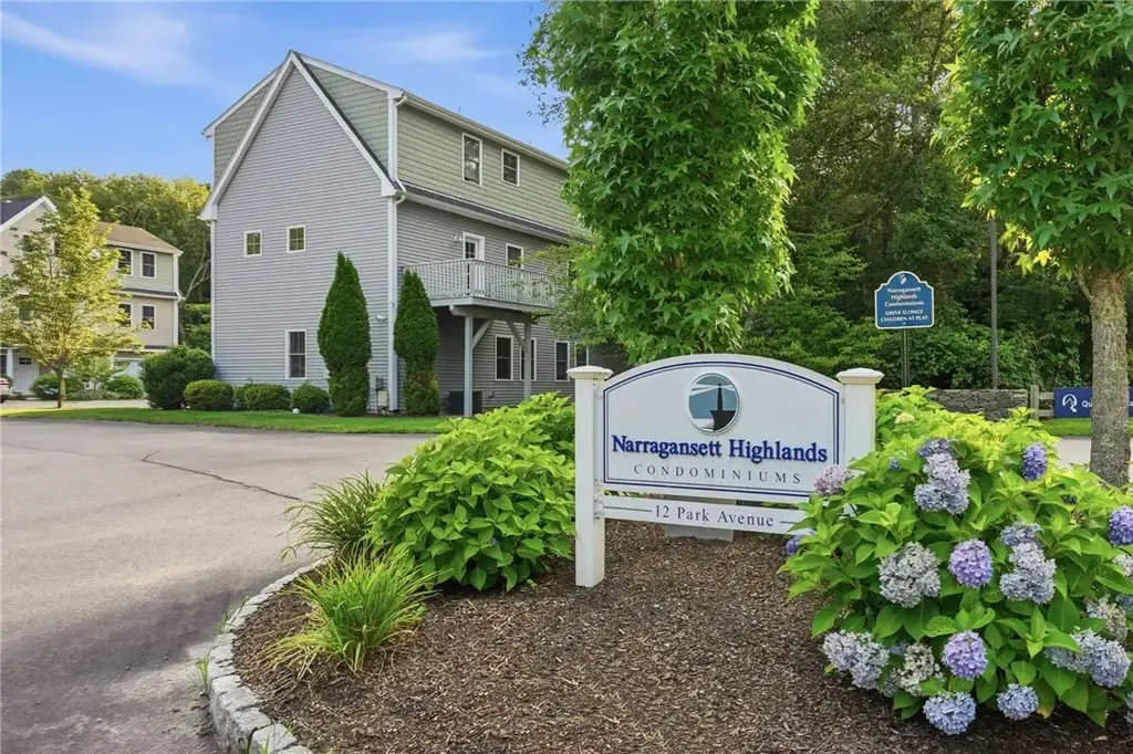 12 Park Ave # 8, Narragansett