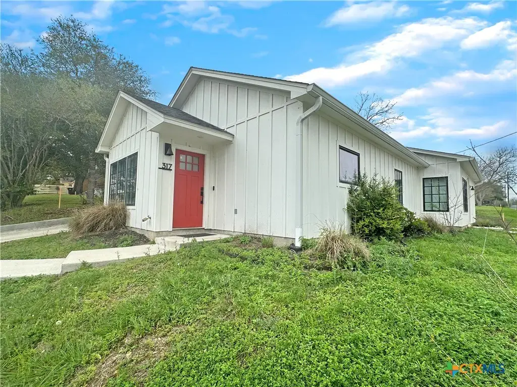 812 N Avenue B, Shiner