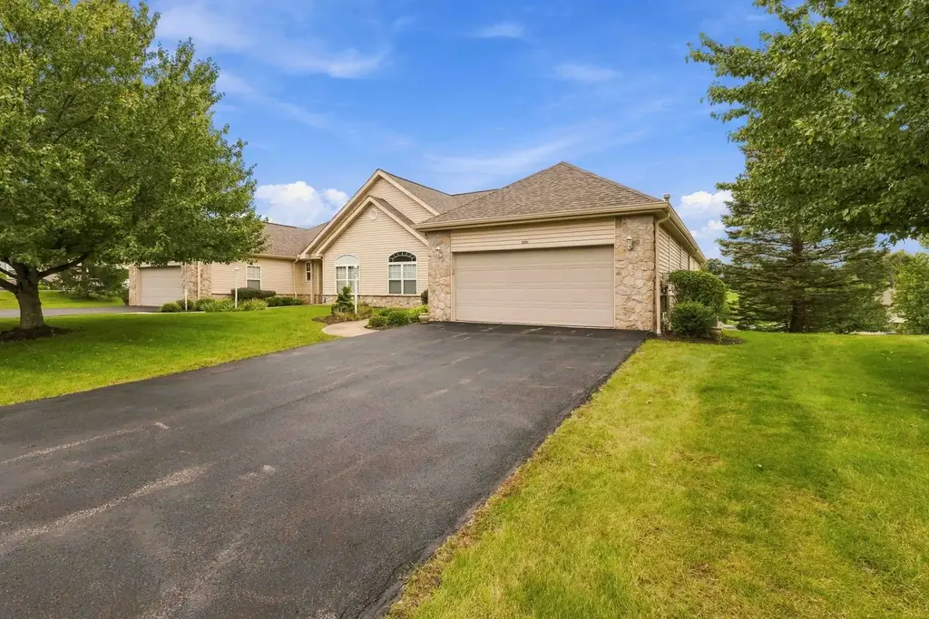 6085 Triple Crown Circle, Hempfield