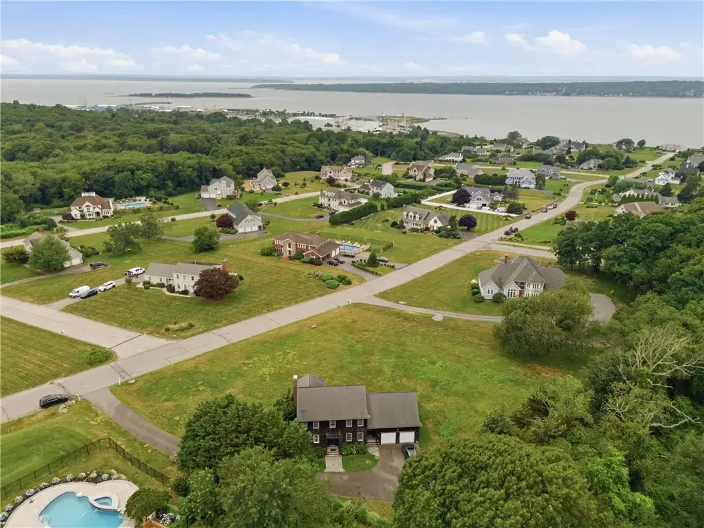 121 King Charles Dr, Portsmouth