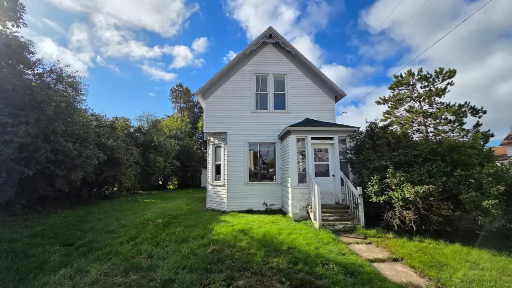301 1st St E, Merrill