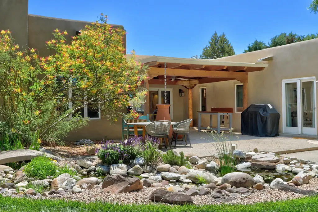 125 Martha Court, Corrales