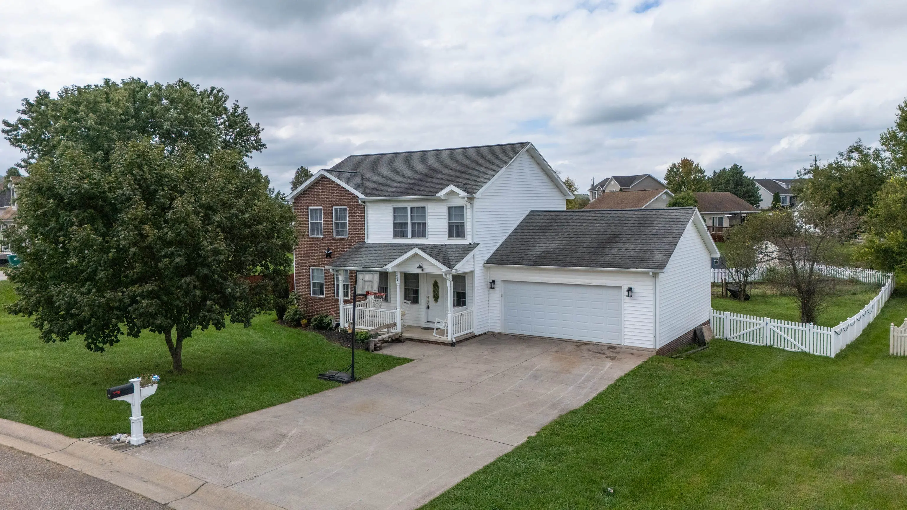 254 Rayann Ln, Broadway