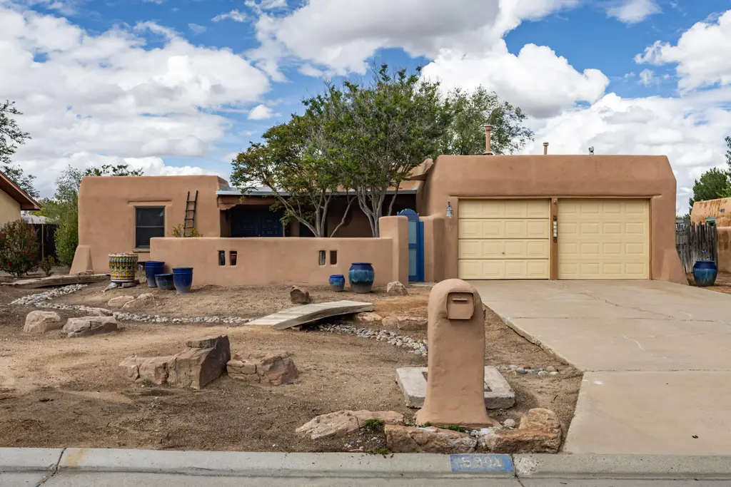 5901 Flor Del Rey Nw, Albuquerque