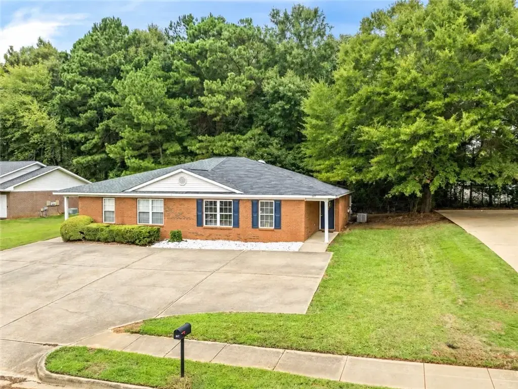 387 E Longleaf Dr, Auburn