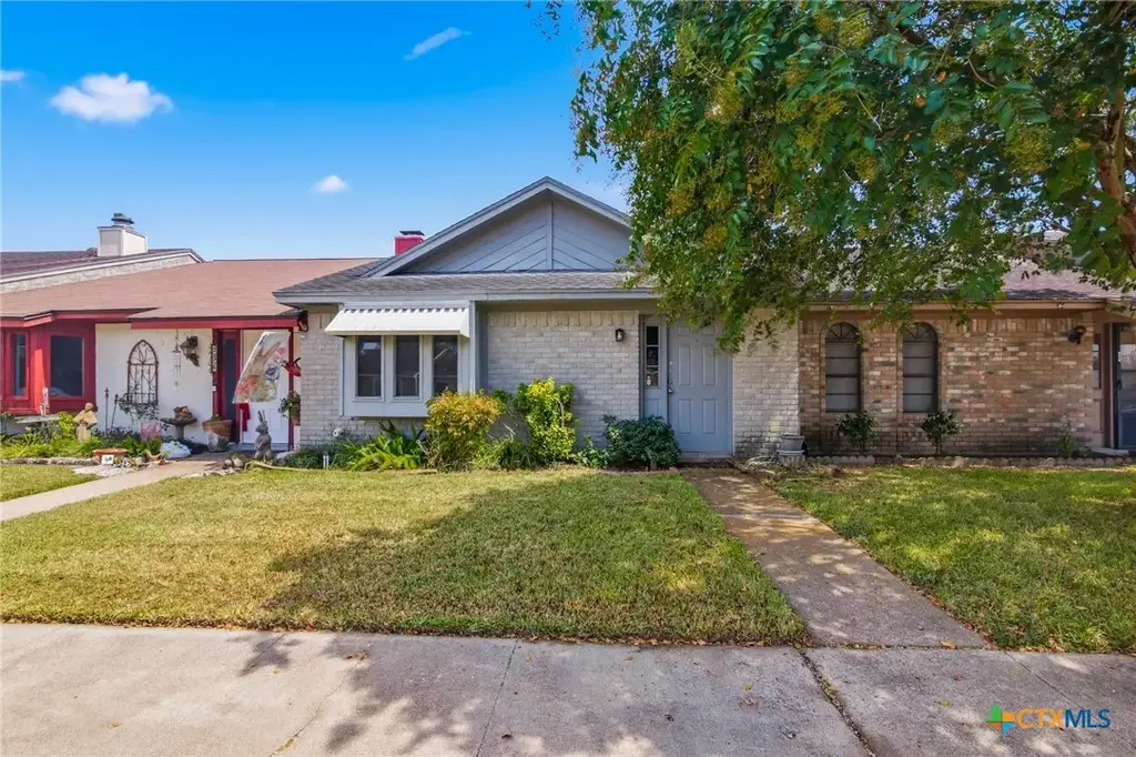 208 Versailles Street, Victoria