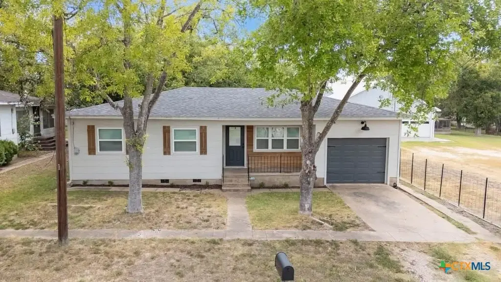 504 N Arnim, Moulton