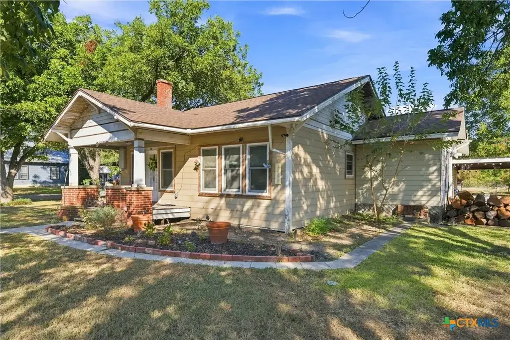 202 E Avenue E, Rosebud