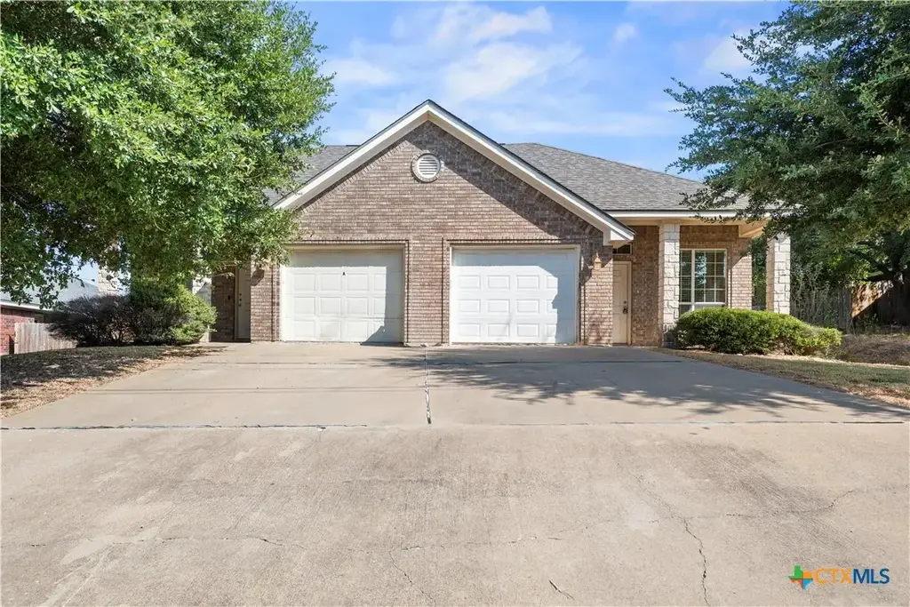 816 Twin Oaks Drive, Temple