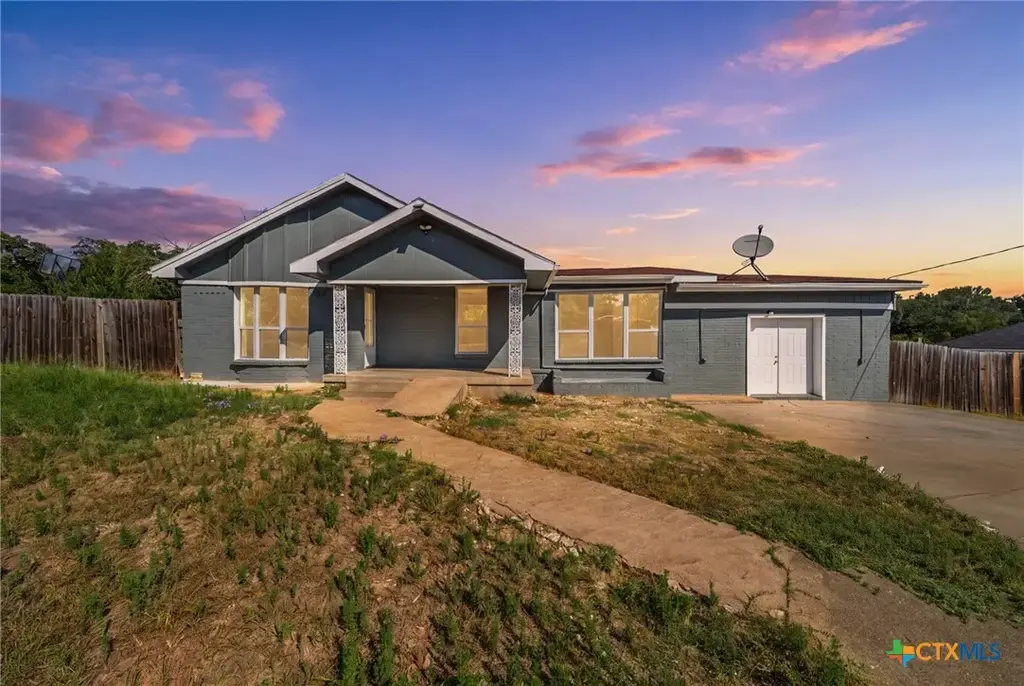 1585 E Central, Lorena