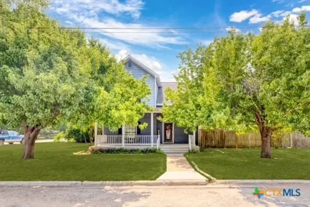 116 S Hackberry Avenue, Luling