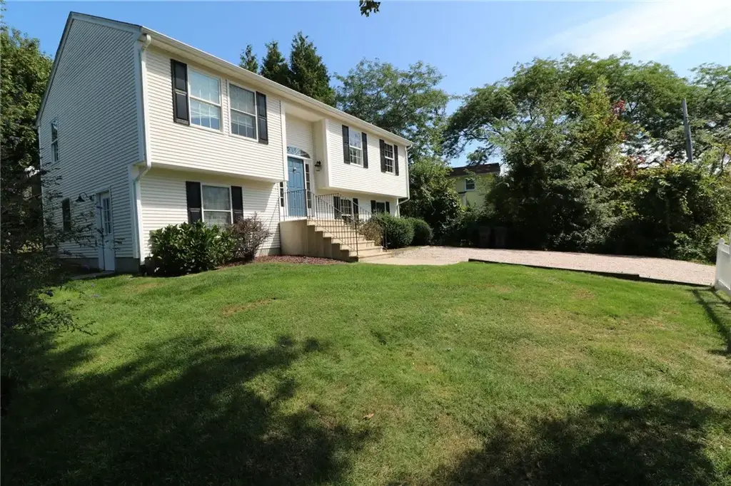 22 Fairway Dr, Narragansett