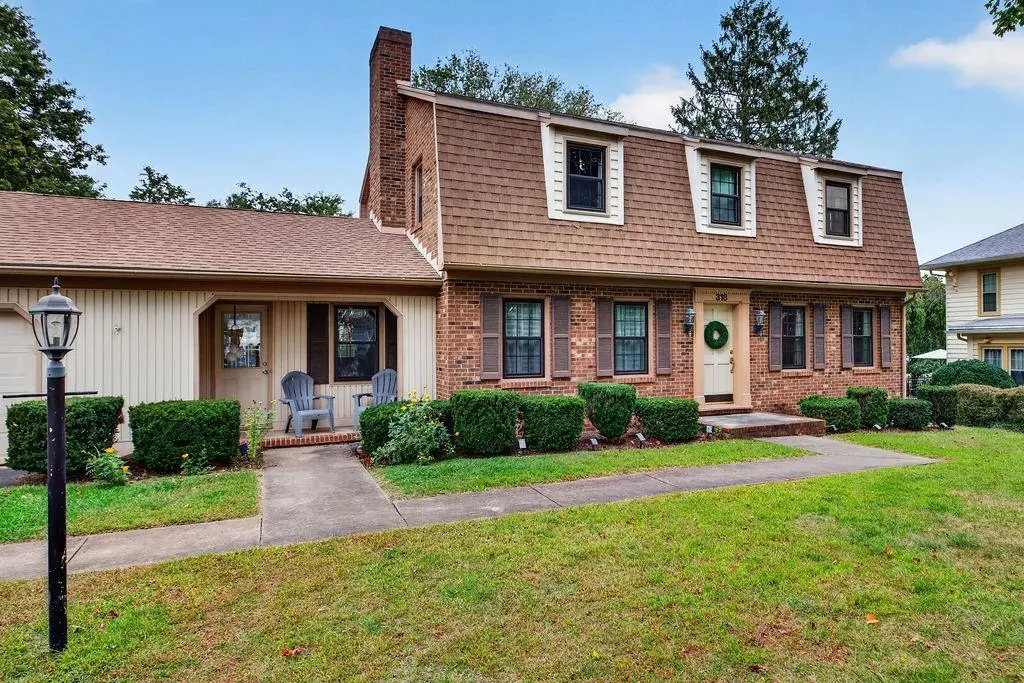 318 College Cir, Staunton
