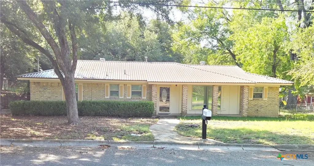 1408 W 4th Street, Lampasas